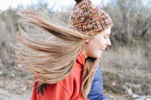 giovane donna con un cappello con i capelli al vento foto