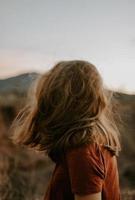 ripresa verticale di una giovane donna e i suoi capelli che ondeggiano magnificamente a causa del vento