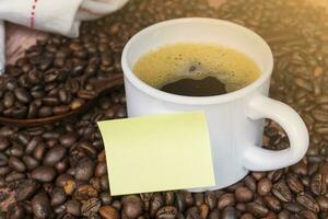 caffè fagiolo e Nota bastone su un' tazza di caffè. foto