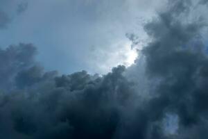 nuvole e pioggia siamo caduta nel il cielo. foto