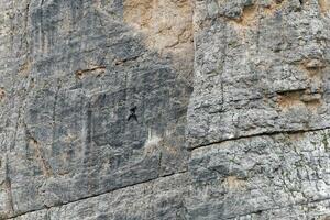 un' roccia scalatore arrampicata un' verticale roccia parete. all'aperto gli sport. alpinismo stile di vita. foto