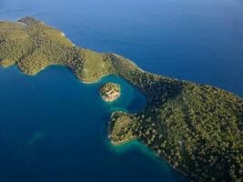 Visualizza di mljet isola nel Croazia. il nazionale parco coperture il occidentale parte di il isola, quale molti considerare come il maggior parte allettante nel il Adriatico, pieno di lussureggiante e varia mediterraneo vegetazione. foto