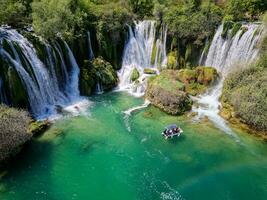 aereo Visualizza di Kravica cascata nel bosnia e erzegovina. il Kravica cascata è un' perla di il erzegovina paesaggio. esso è un' unico naturale bellezza nel il trebizat fiume. oasi nel pietra. foto