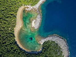Visualizza di un' spiaggia nel mljet isola nel Croazia. piccolo baia Perfetto per nuoto nel il Adriatico mare. mediterraneo costa. viaggio e turismo destinazione. foto