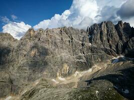 Visualizza di diverso montagna picchi durante tramonto nel il dolomiti, Italia. sorprendente panoramico punto di vista. escursioni a piedi stile di vita. avventuroso vita. viaggio il mondo. alpinismo e scalatori. foto