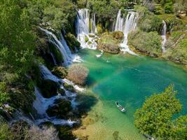 aereo Visualizza di Kravica cascata nel bosnia e erzegovina. il Kravica cascata è un' perla di il erzegovina paesaggio. esso è un' unico naturale bellezza nel il trebizat fiume. oasi nel pietra. foto