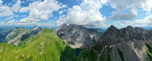 aereo panoramico Visualizza di volaia lago, wolayersee, nel il confine di Italia e Austria con cogliani montagna nel il sfondo. nuvoloso giorno con alcuni sole apertura. vivace colori. foto