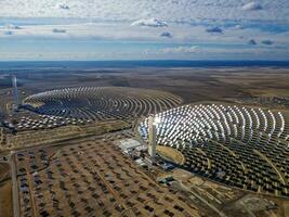 aereo Visualizza di il solare energia torri ps10 e ps20 nel sanlucar la Sindaco, siviglia. di spagna sbalorditivo solare energia pianta. concentrato solare energia pianta. rinnovabile energia. verde energia. foto