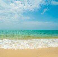 bellissimo orizzonte paesaggio estate panorama davanti Visualizza punto tropicale mare spiaggia bianca sabbia pulito e blu cielo sfondo calma natura oceano bellissimo onda acqua viaggio a sai Kaew spiaggia Tailandia foto