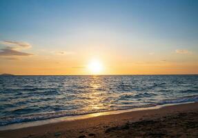 paesaggio orizzonte punto di vista panorama estate mare spiaggia nessuno vento onda freddo vacanza calma costiero tramonto cielo leggero arancia d'oro sera giorno tempo Guarda calma natura tropicale bellissimo oceano acqua viaggio foto