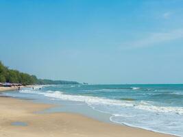 bellissimo paesaggio estate panorama davanti punto di vista tropicale mare spiaggia bianca sabbia pulito e blu cielo sfondo calma natura oceano bellissimo onda acqua viaggio a sai Kaew spiaggia Tailandia Chonburi foto
