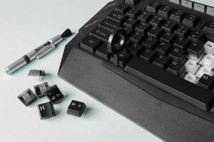 tastiera del computer, chiavi, spazzole e chiave per sostituzione chiavi su un' blu sfondo. foto