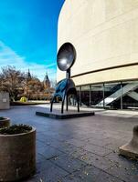 Washington dc, noi - 16.12.2023 scultura a il nel il hirshhorn Museo e scultura giardino su indipendenza viale e settimo strada sw foto