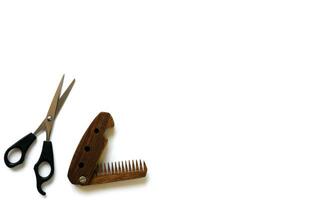 maschio di legno pettine e forbici per un' taglio di capelli isolato su un' bianca sfondo. foto