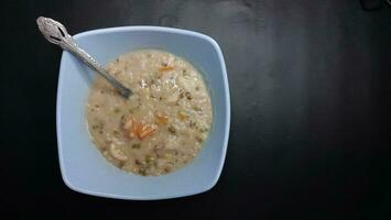 bubur kacang hijau o mung fagioli è un indonesiano tradizionale cucina quello molto popolare durante digiuno nel Ramadan fatto a partire dal mung fagioli, Noce di cocco latte e palma zucchero, chiudi su foto