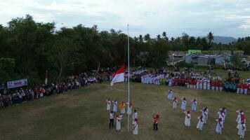 aereo Visualizza di indonesiano bandiera abbassamento cerimonia testimoniato di abitanti del villaggio. Indonesia indipendenza giorno foto