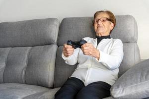 donna anziana sorridente che ha una videochiamata su smartphone foto