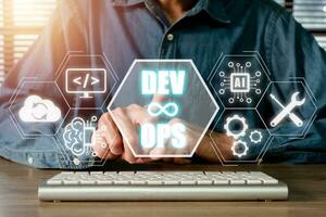 devops concetto, uomo mano toccante devops icona su vr schermo su scrivania, metodologia sviluppo operazioni agile programmazione tecnologia.concetto. foto