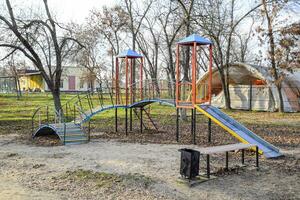 terreno di gioco per bambini nel il città parco. figli di terreno di gioco foto