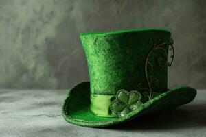 ai generato st patricks giorno verde fata cappello con trifoglio foto