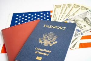 noi passaporto rilasciato per cittadino e nazionale di il unito stati di America per viaggio nel maggior parte paesi al di fuori con Stati Uniti d'America bandiera e dollaro i soldi. foto