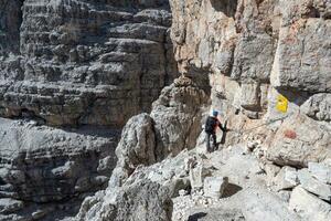 arrampicata nel il dolomiti. maschio montagna scalatore su un' attraverso ferrata nel il dolomiti, Italia foto