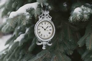 ai generato Vintage ▾ orologio all'aperto nel inverno. neurale Rete ai generato foto
