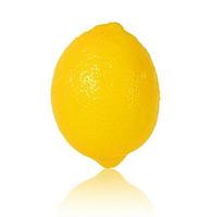 limone giallo maturo isolato su bianco. avvicinamento foto