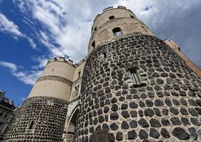 Hahnentorburg parte delle mura medievali della città di Colonia contro il cielo nuvoloso foto