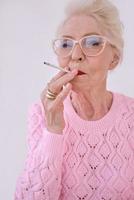 sigaretta fumatori senior elegante donna. cattiva abitudine, concetto di dipendenza foto