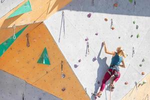 la ragazza è impegnata nell'arrampicata su roccia foto