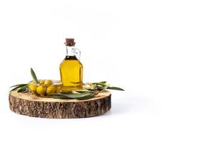 olio d'oliva vergine con olive verdi in ciotola di cristallo isolato su sfondo bianco