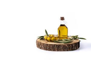 oliva vergine con olive verdi in coppa di cristallo foto