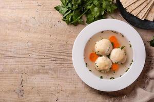 zuppa tradizionale ebraica di palline di matzah foto