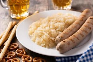 salsiccia bratwurst, crauti, salatini e birra foto