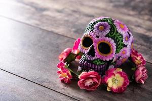 tipico diadema messicano con teschio e fiori foto