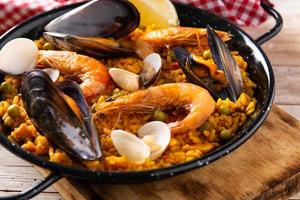 paella di pesce tradizionale spagnola foto