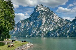 idilliaco posto a sponde del lago di traunkirchen a lago traunsee,superiore Austria foto