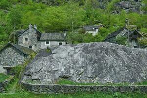 tradizionale villaggio di ritorno nel val bavona vicino per Valle maggia e locarno, ticino cantone, svizzera foto