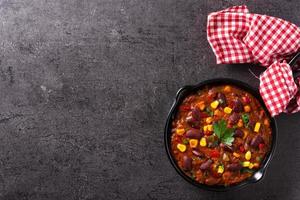 tradizionale messicano tex mex chili con carne in padella di ferro foto