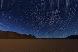 esposizione notturna tracce stellari del cielo nella valle della morte california foto