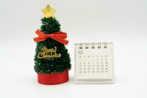 dicembre calendario e Natale albero con no anno isolato su bianca sfondo. Natale sfondo. foto