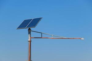 solare pannelli su un' polo per energia un' traffico leggero foto