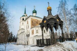 il spasskaya Chiesa di nostro salvatore il maggior parte importante posto è occupato di il maggior parte antico Cattedrale di Cristo il salvatore collocato nel il centro di irkutsk. foto