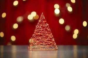 ai generato rosso Natale albero fatto su con carta clip e filo bokeh sfocato sfondo copia spazio foto