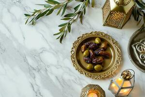 ai generato superiore Visualizza Ramadan kareem modello. bronzo piatto con date frutta, oliva rami, raggiante bianca marmo tavolo. foto