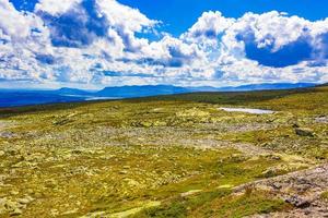 incredibile paesaggio norvegese massi e cima del lago cima della montagna foto