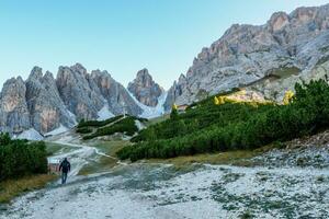 uomo su un' attraverso ferrata itinerario ivano dibona nel il montagne. avventura montagna attività. belluno Provincia, dolomiti Alpi, Italia foto