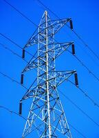 acciaio elettricità pilone e alto voltaggio energia linea elettricità trasmissione foto con blu cielo sfondo.
