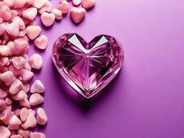 superiore Visualizza cristallo cuore bandiera su viola rosa sfondo foto